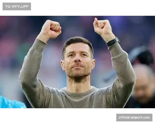 场边镜头：勒沃库森主帅阿隆索因抗议判罚吃到黄牌